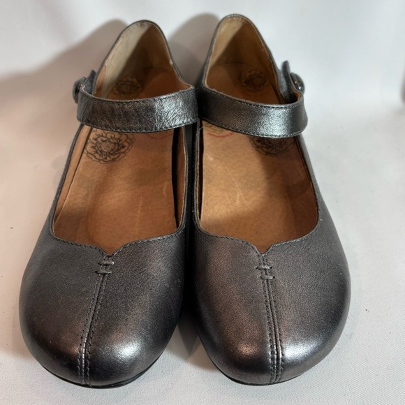 TAOS Sz 9 Samba Velcro Closure Low Heel Rounded Toe Metallic Sandals Shoes - Picture 2 of 10